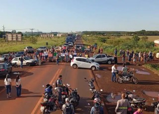 Moradores bloqueiam BR-163 em Dourados pedindo mais segurança