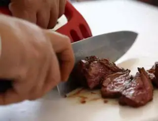 Menino de 3 anos morre engasgado ao comer pedaço de carne em churrasco
