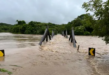Nível do rio Coxim sobe 7 metros e faz ponte "sumir" na divisa de municípios de Camapuã e São Gabriel do Oeste