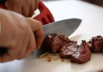 Menino de 3 anos morre engasgado ao comer pedaço de carne em churrasco