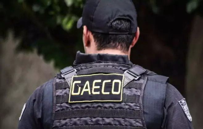 Policial suspeito de traficar drogas com viatura não foi preso porque está de férias no Paraguai